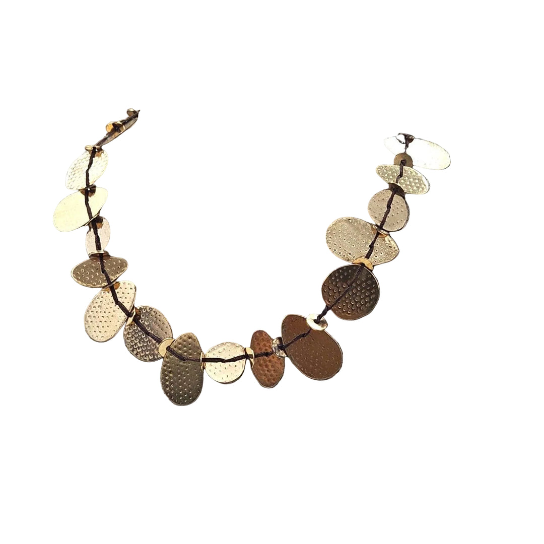 Petal-like threaded short necklace