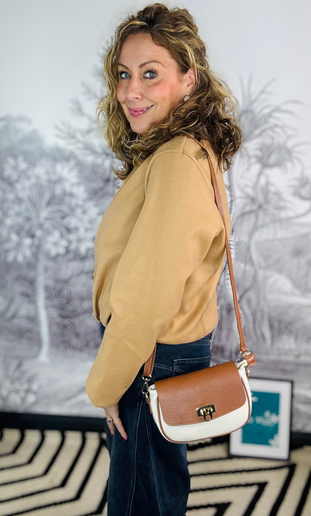 Tucci 2 tone structured crossbody leather handbag smart flip clasp