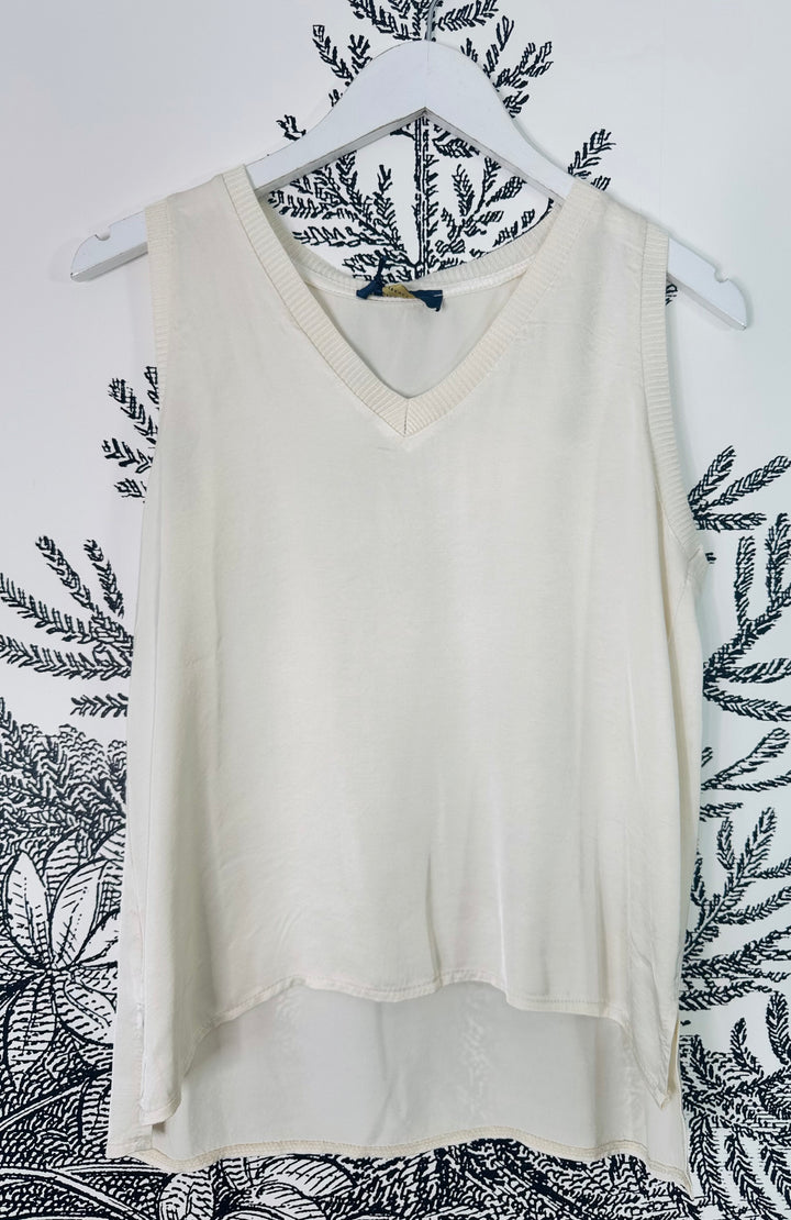 Vero V-Neck Sleeveless Top