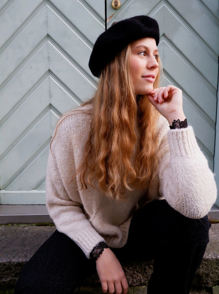 Amy knitted beret hat in Black